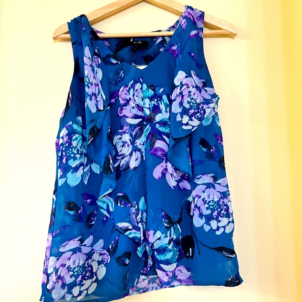 Teal top. Flowy with key hole back. Very flattering! Size S.